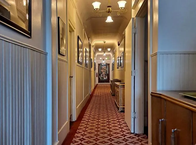 Van Gilder Hotel